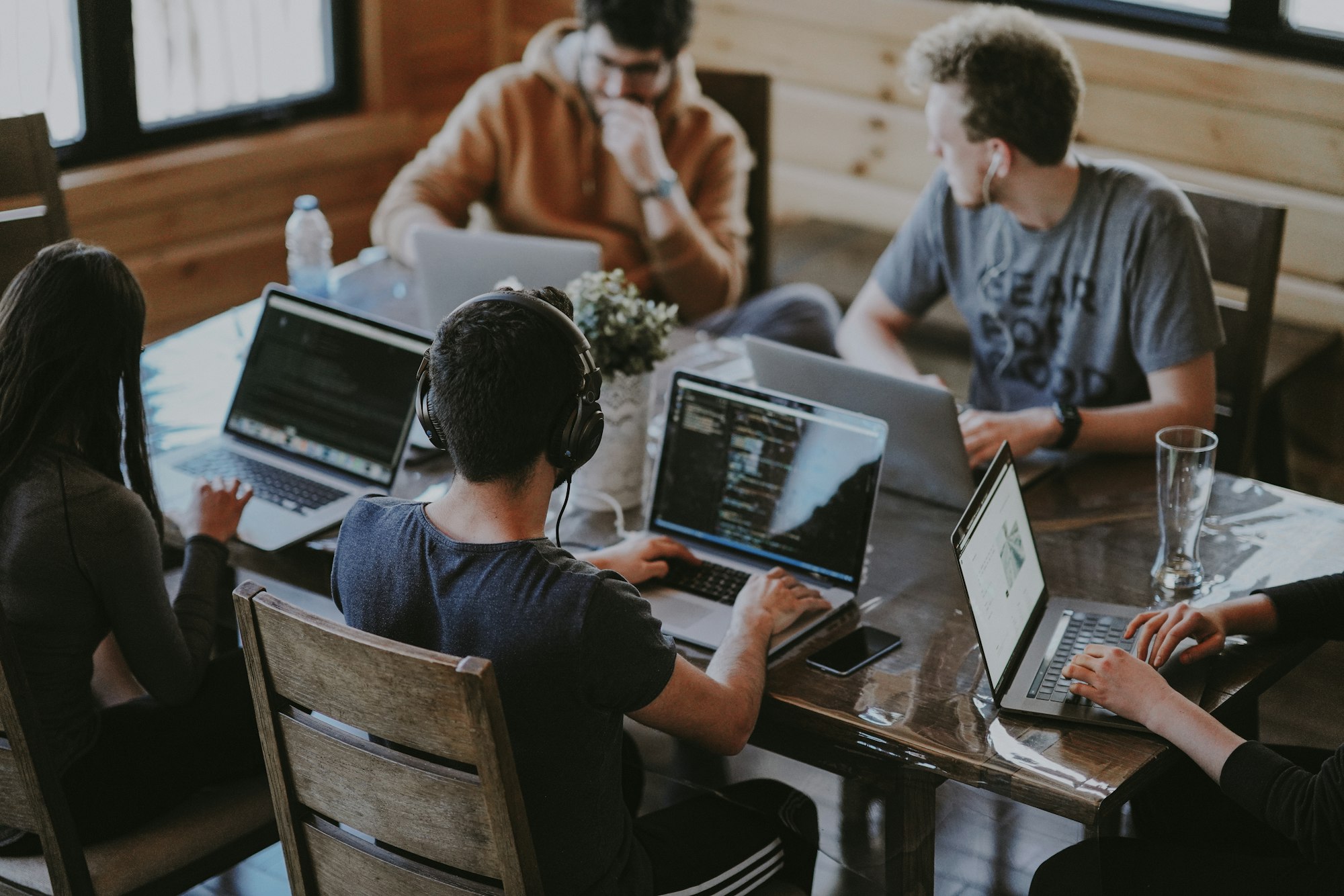 Equipo de trabajo colaborando en una oficina moderna